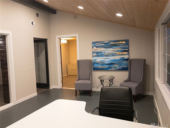 5th image of 3010 Bridgeport Way W