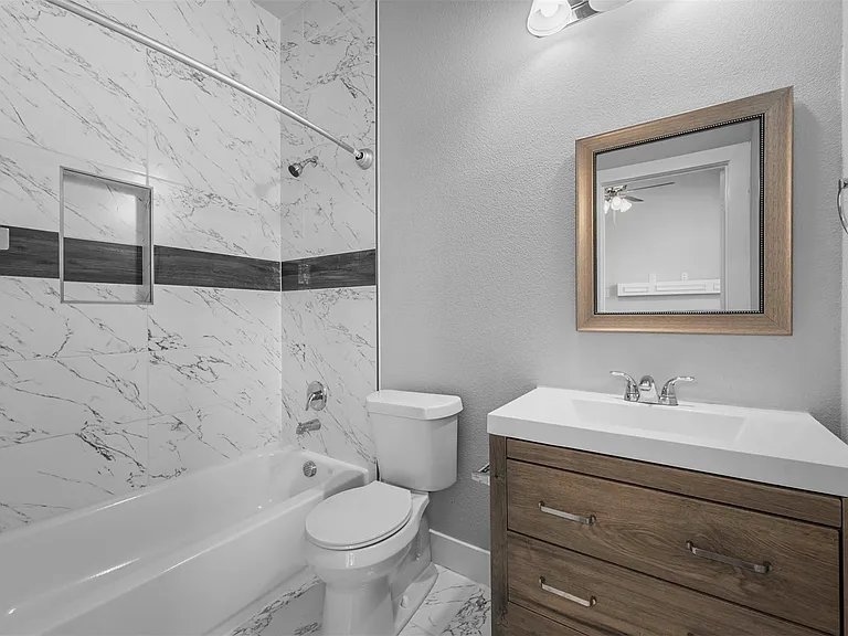 204 S Getzendaner St #2 — Photo 9