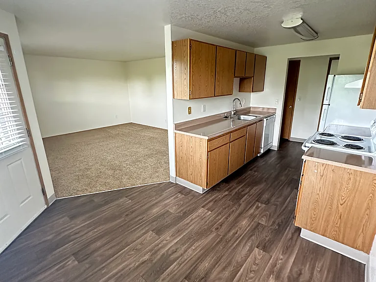 Eastman Heights Apartments — Photo 2
