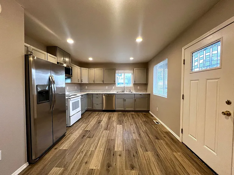 1320 S 13th Ave — Photo 8
