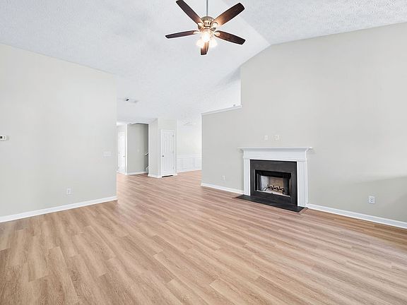 4th image of 4 Crestwood Ct