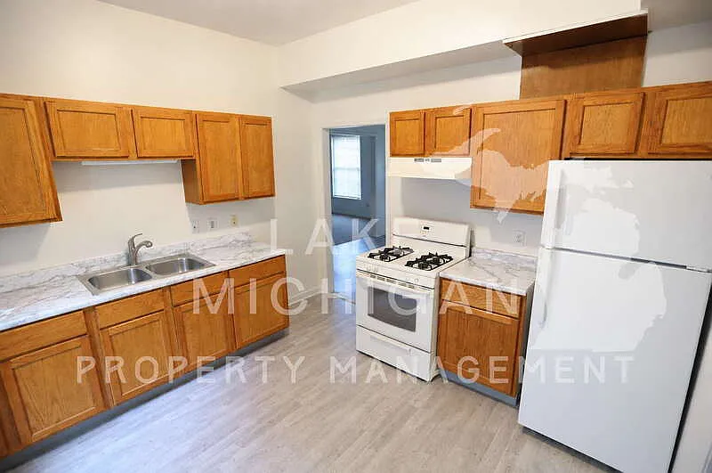 3 bed, 1.0 bath, 900 sqft, $1,695 — Photo 2