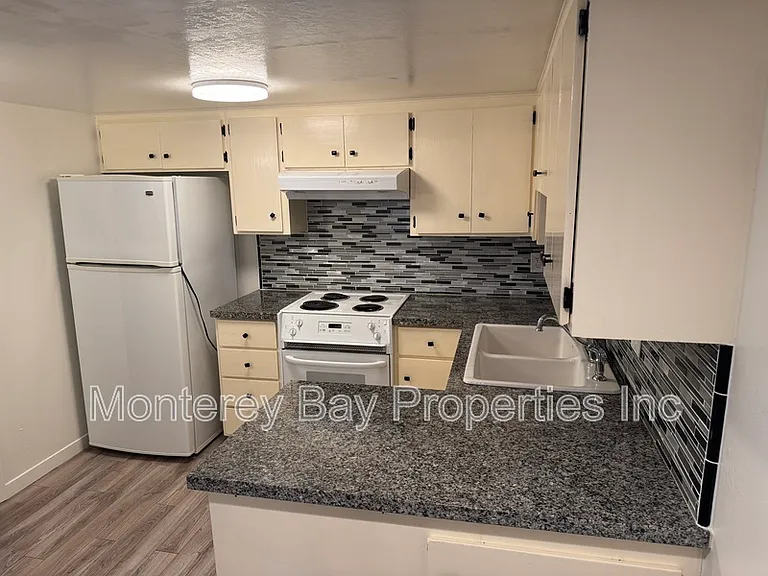 395 Tabor Dr #B — Photo 6