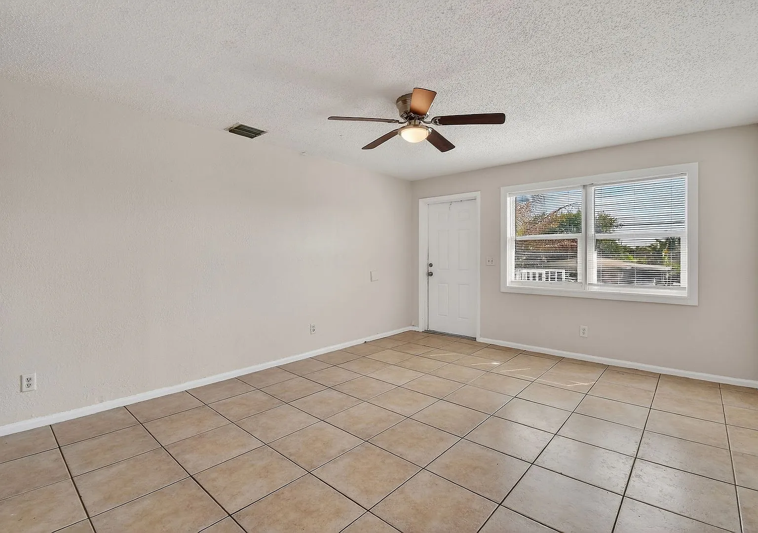 1618 W 26th Ct — Photo 2