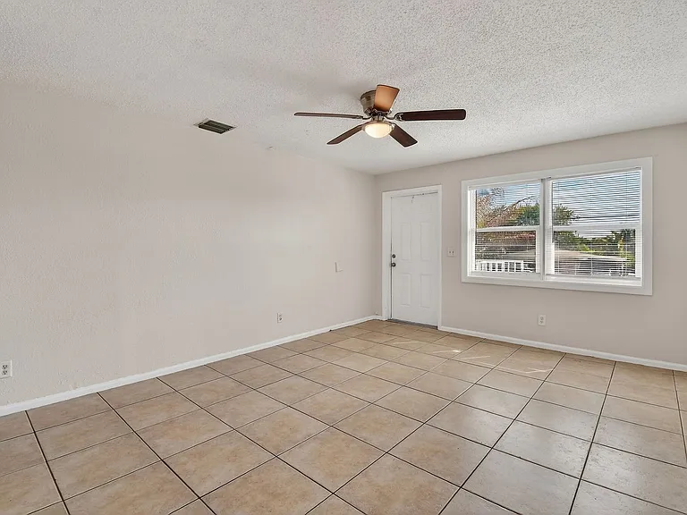 1618 W 26th Ct — Photo 3