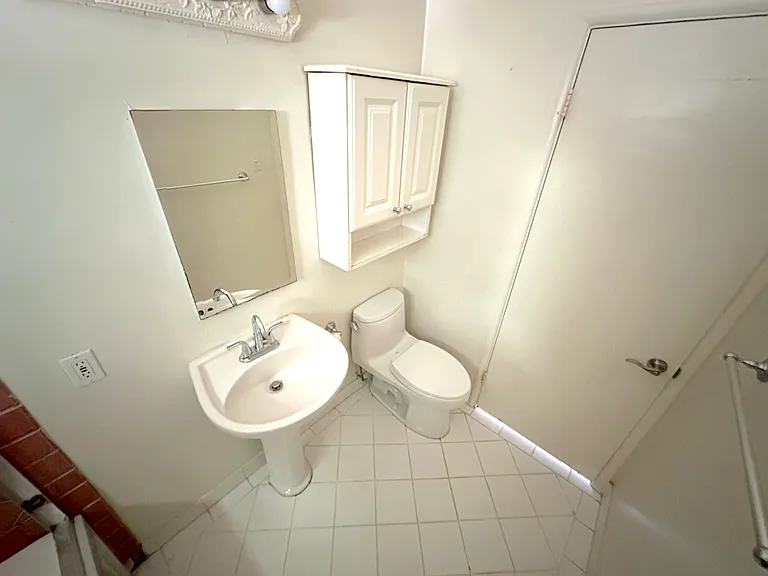 626 VETERAN AVE, Unit B, Westwood, CA 90024 - Bathroom