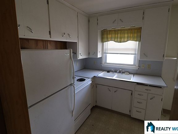 4th image of 4421 Calvert St #3