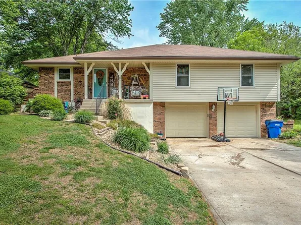 808 SE 15th St, Oak Grove, MO 64075