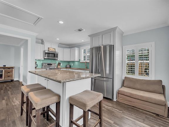 5th image of 411 Olive St
