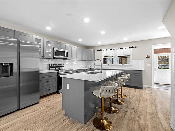 3rd image of 549 Main St