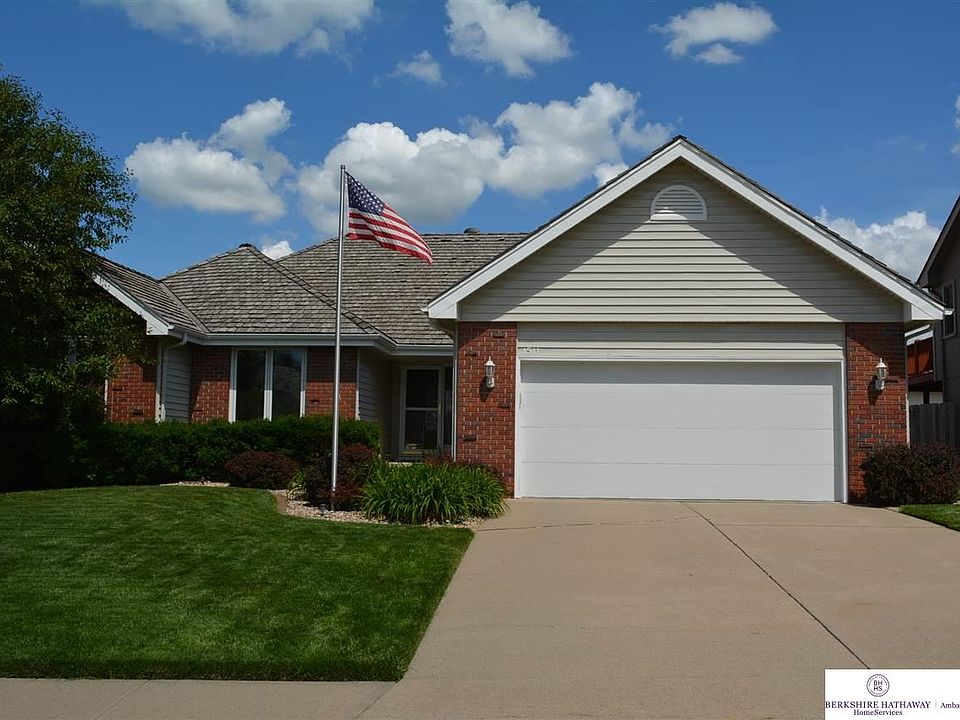 Brick & vinyl Siding
