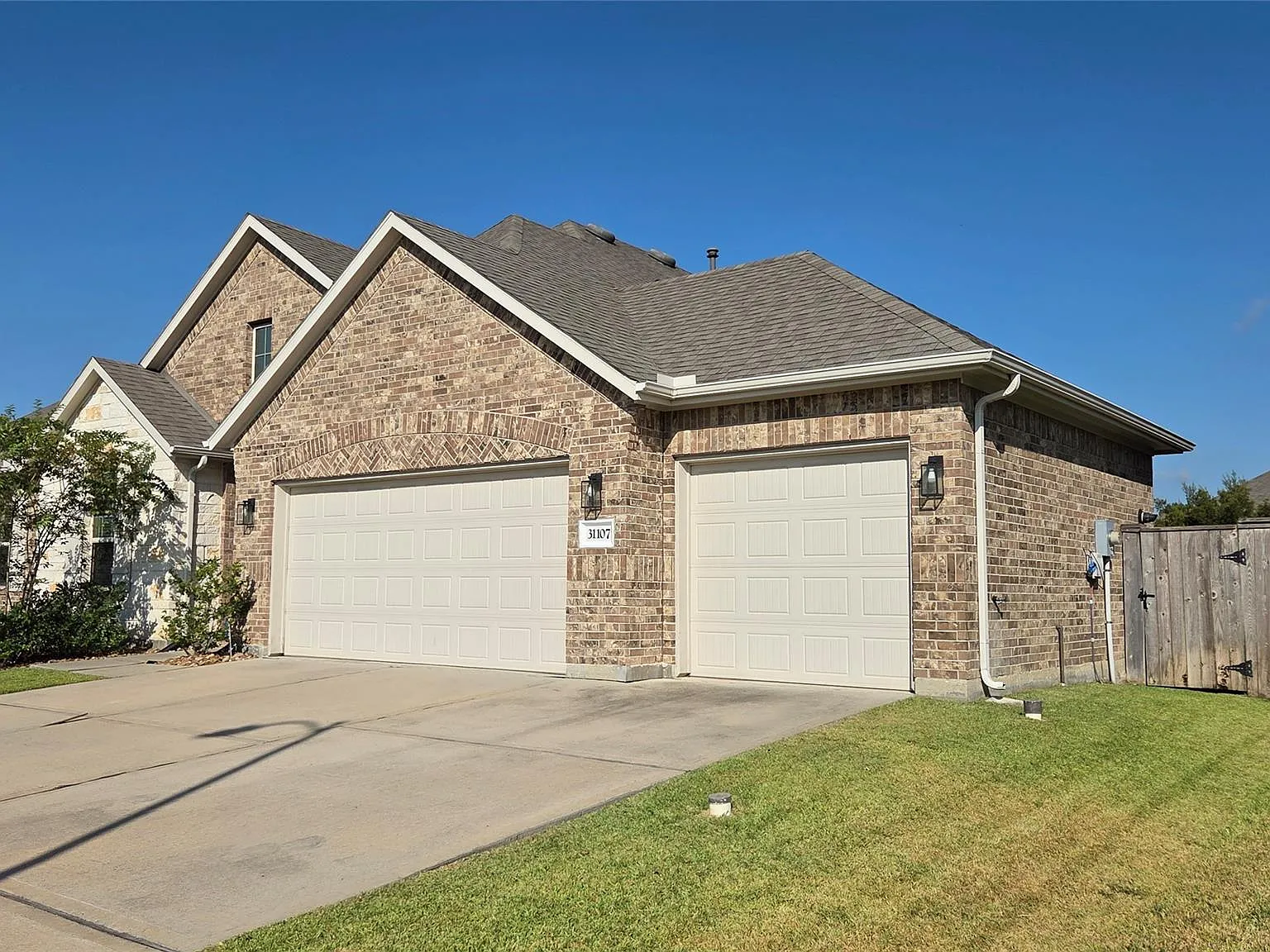 4 bed, 2.0 bath, 2634 sqft, $3,050 — Photo 3