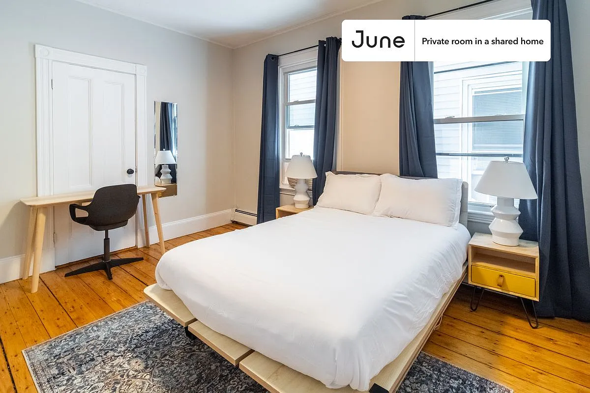 Queen bedroom in 4 bed/1 bath home in Roxbury #926 B — Photo 1