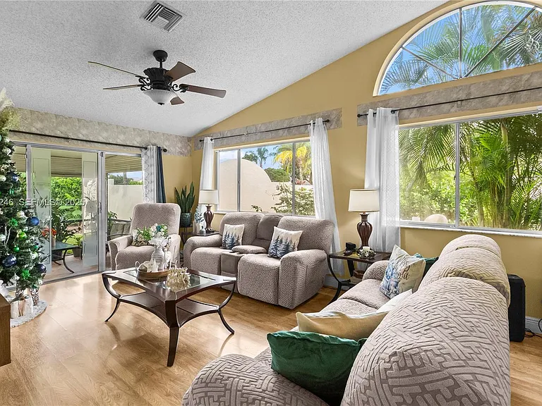 7474 Pinewalk Dr — Photo 3