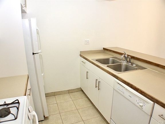 5th image of 18350 Hatteras St APT 110