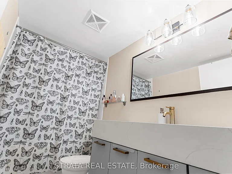 126 Simcoe St #402 — Photo 10