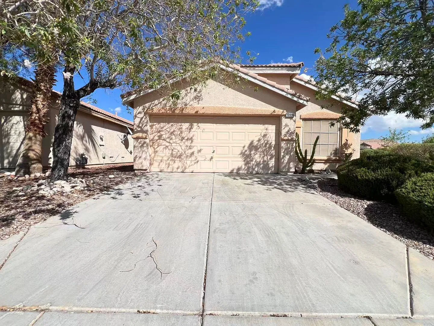 Lovely corner-lot, single-story — Photo 1