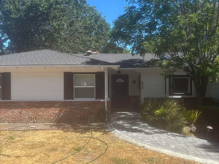 890 Hawthorne Dr — Photo 8