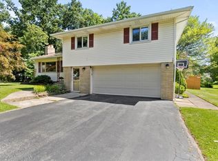 6 Ranch Dr, Rochester, NY 14622