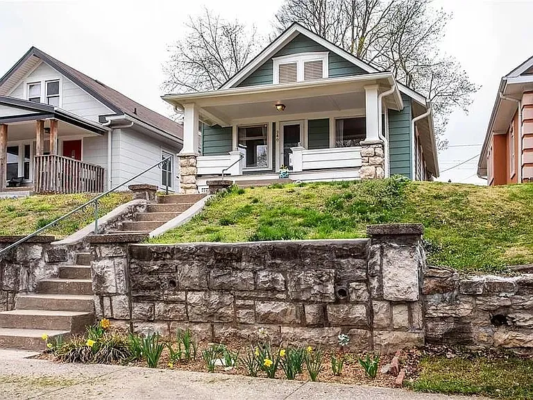 340 N Brighton Ave — Photo 2