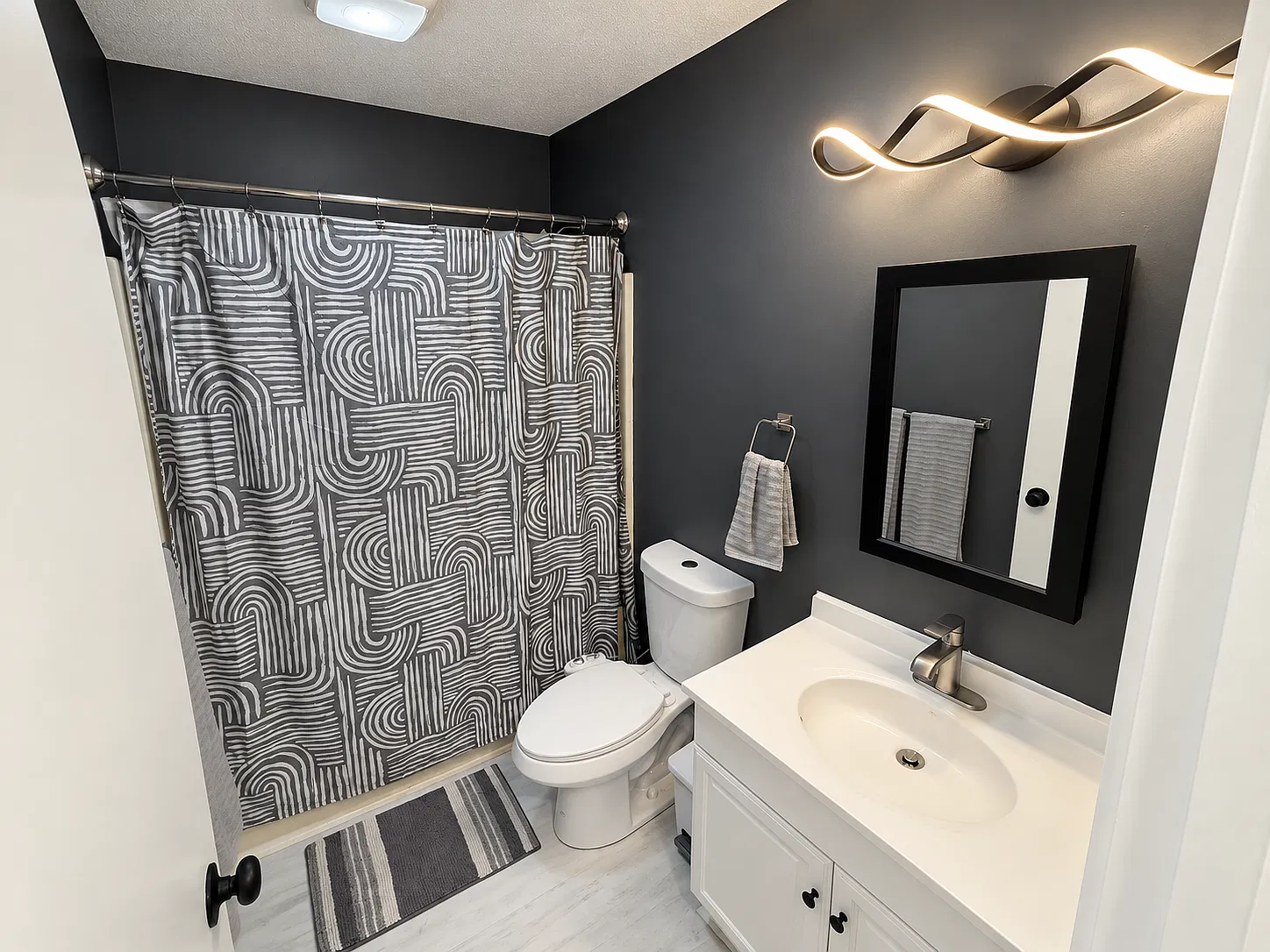 2 bed, 888 sqft, $1,800 — Photo 3