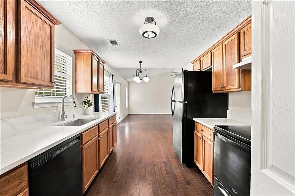 3 bed, 2.0 bath, 1243 sqft, $2,100 — Photo 4