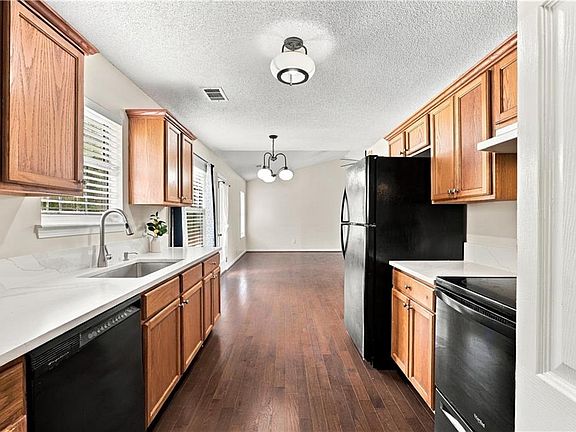 4th image of 28 Autumn Ridge Dr