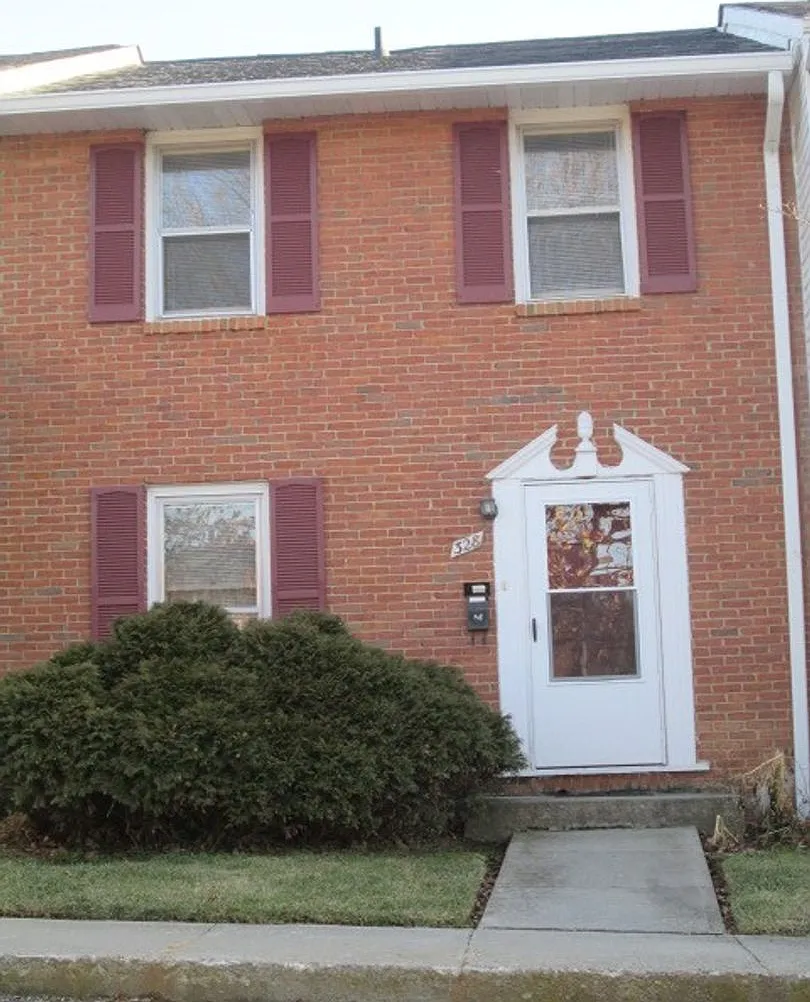 3 Bedroom 1 full and 2 1/2 bath Townhouse — Photo 1