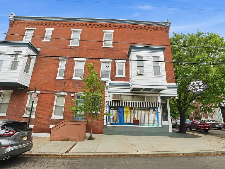 2441 Brown St #2F — Photo 3