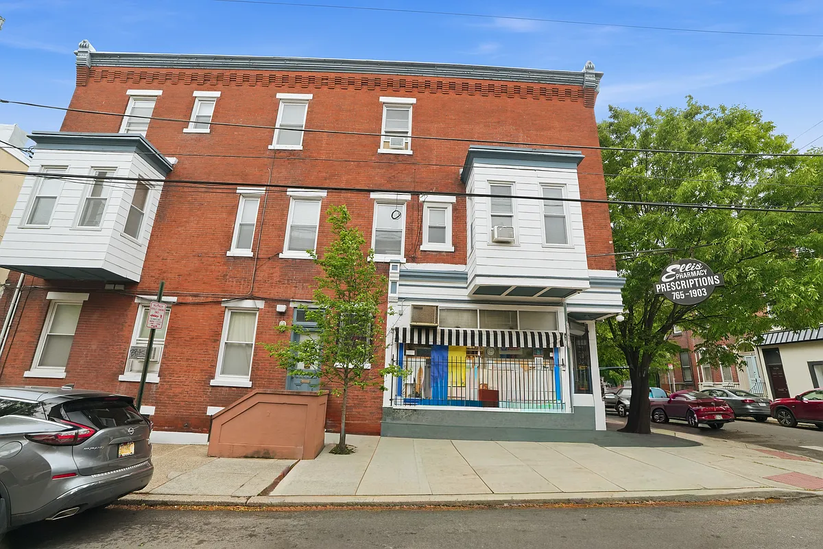 Building Photo - 2441 Brown St #2R