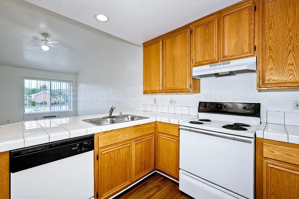 Building Photo - 9430 Winter Gardens Blvd #14
