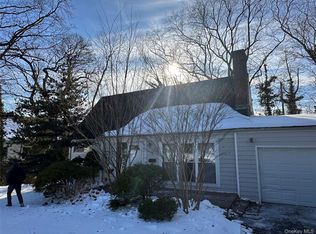 67 Knollwood Rd, Roslyn, NY 11576