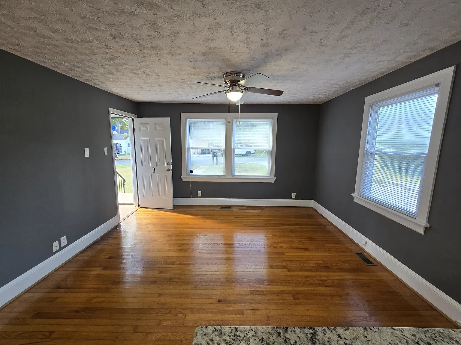 2 bed, 950 sqft, $1,450 — Photo 2