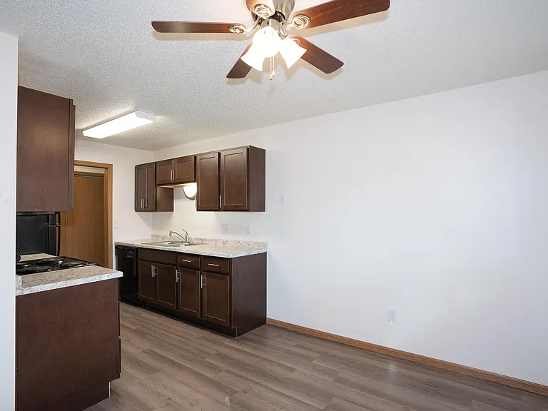 Fargo, ND Country Club Apartments | 21B | Dining