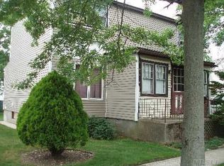 35 Brighton Rd, Island Park, NY 11558