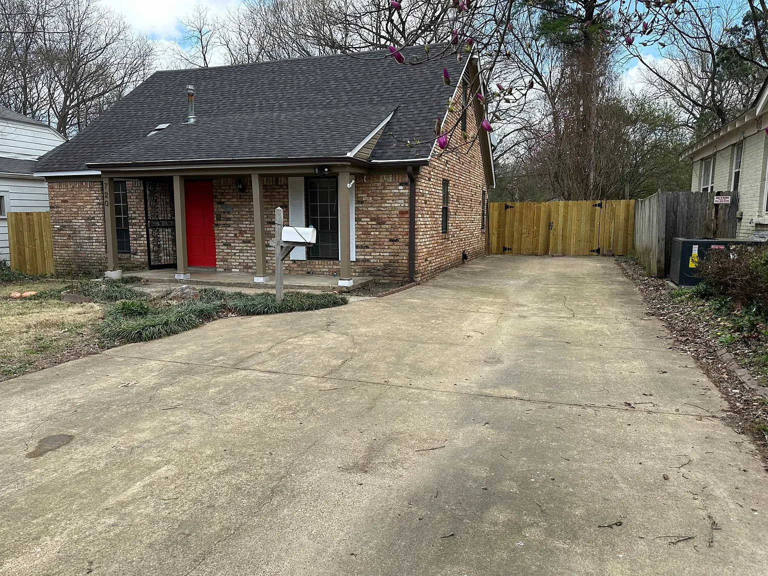 720 Loeb St — Photo 1
