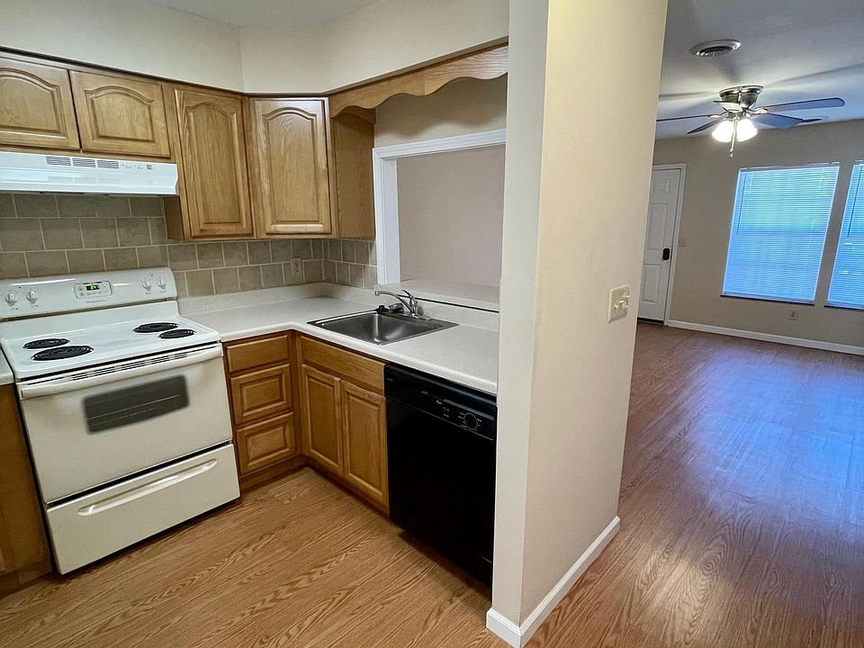 Kitchen/Entrance to living room