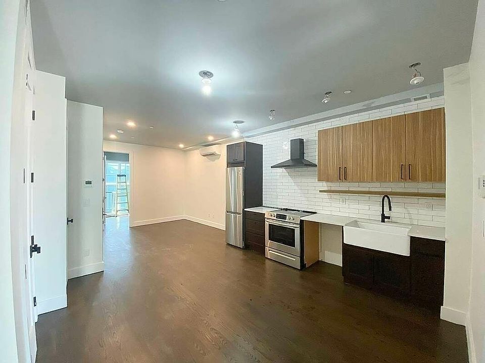 2nd image of 20 Havemeyer St #306