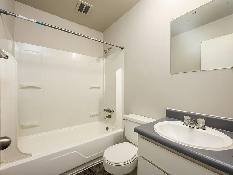 Black Hawk Apartments — Photo 15