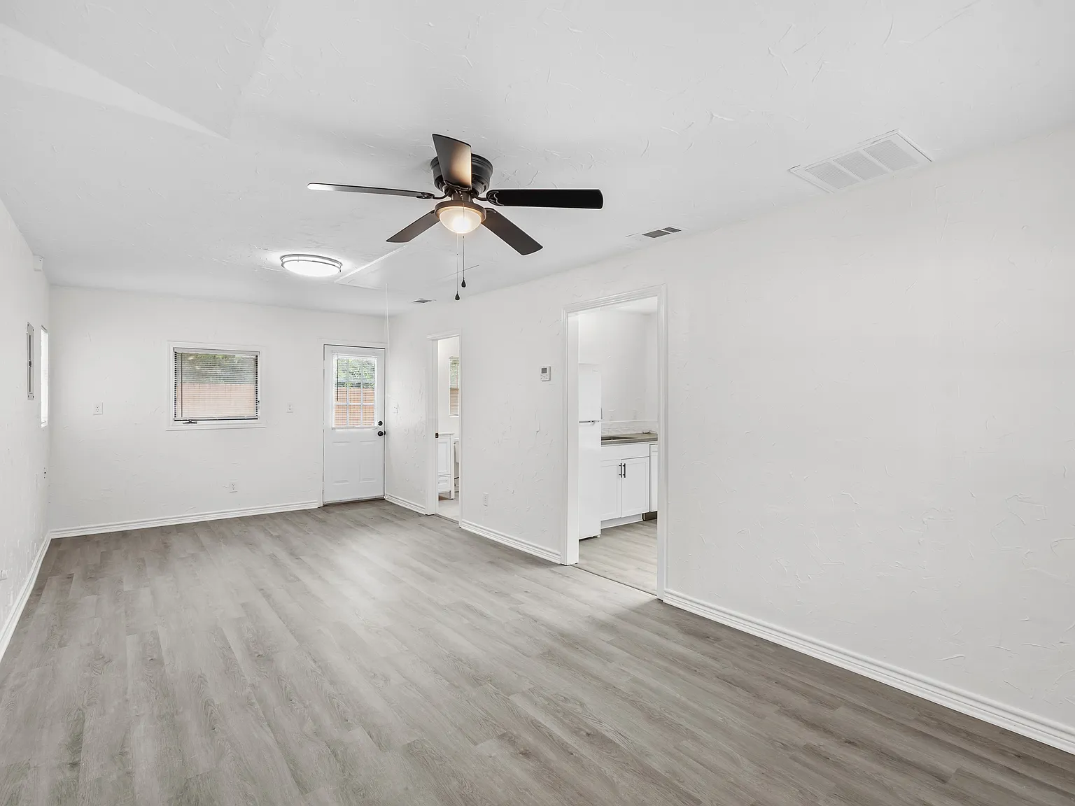 Studio, 450 sqft, $1,250 — Photo 3