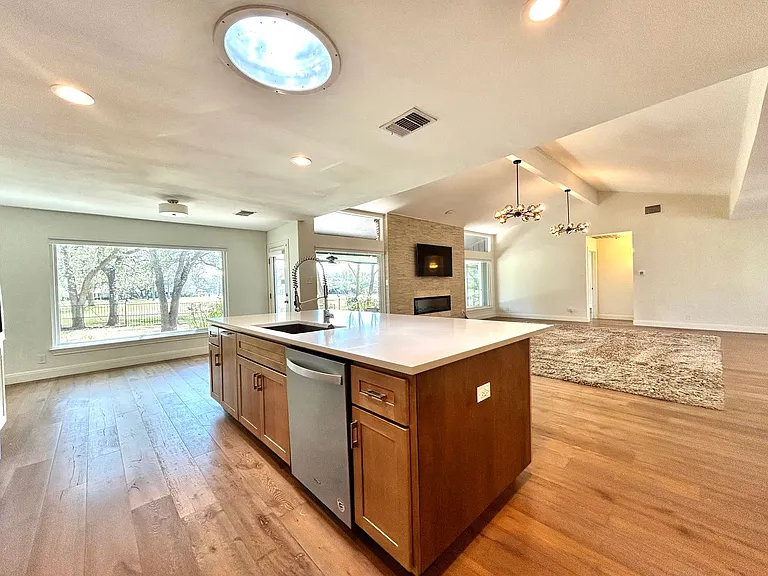 9108 Balcones Club Dr — Photo 10