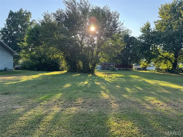 N Van Buren St, Litchfield, IL 62056