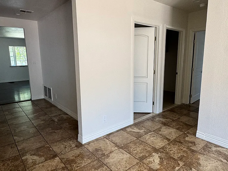 5766 Newcastle Ave — Photo 25