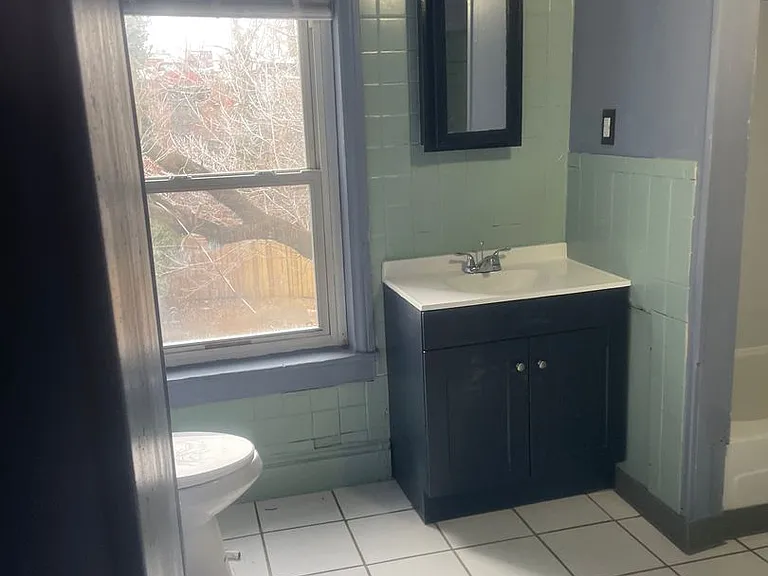 122 W Elm St — Photo 5