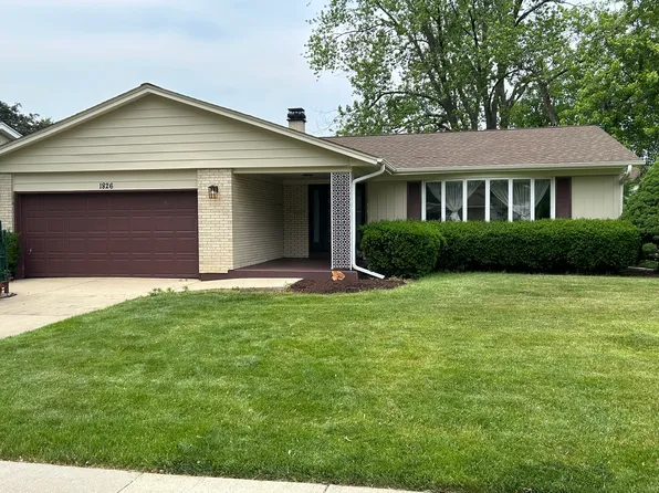1826 E Wood Ln, Mount Prospect, IL 60056