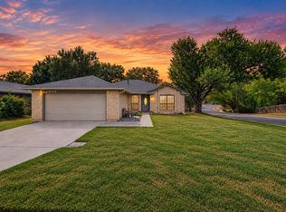 806 Creekside Dr, Euless, TX 76040