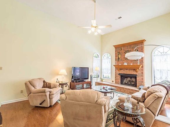 4th image of 700 Sunshine Dr