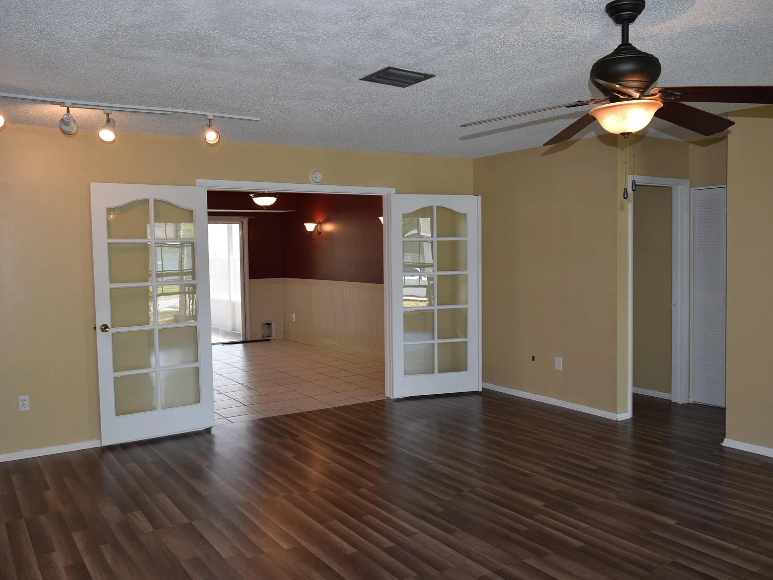 3 bed, 2.0 bath, 1460 sqft, $1,800 — Photo 3