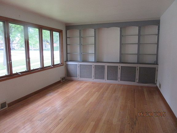 3rd image of 7107 W 114th Pl