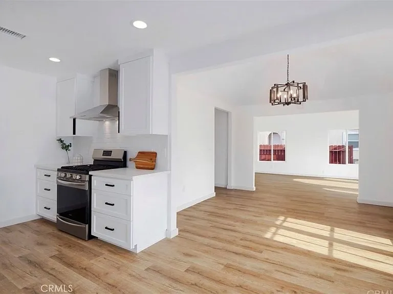 2121 S Redondo Blvd — Photo 6